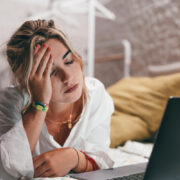 Femeia și multiplele ei roluri – cum să te (re)găsești pe tine între toate așteptările