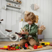 Importanța jocului la copii: cum dezvoltă emoțiile, relațiile și reziliența