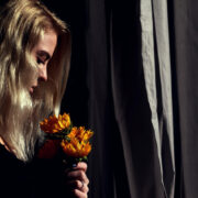 Integrarea umbrelor: ce se întâmplă când ignorăm emoțiile reprimate și ce se transformă când le primim 10 Integrarea umbrelor: ce se întâmplă când ignorăm emoțiile reprimate și ce se transformă când le primim