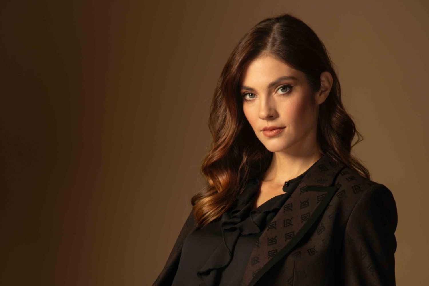 Noua putere a eleganței: Ciocolatiu – nuanța vedetă a sezonului