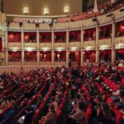 Peste 900 de copii și adulți cu dizabilități, însoțiți de aparținători, au participat la primul spectacol de balet incluziv realizat în România