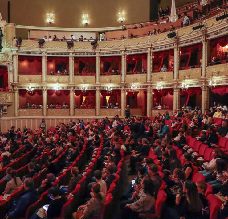 Peste 900 de copii și adulți cu dizabilități, însoțiți de aparținători, au participat la primul spectacol de balet incluziv realizat în România