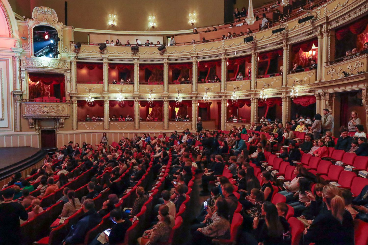 Peste 900 de copii și adulți cu dizabilități, însoțiți de aparținători, au participat la primul spectacol de balet incluziv realizat în România