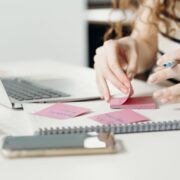 Supraîncărcare informațională: 4 strategii pentru a-ți recâștiga claritatea mentală și puterea de concentrare