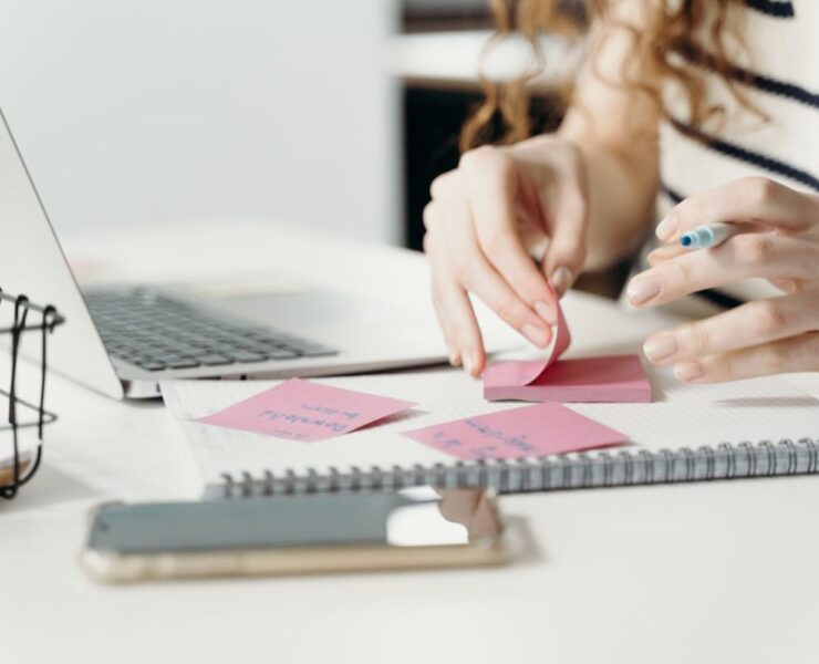 Supraîncărcare informațională: 4 strategii pentru a-ți recâștiga claritatea mentală și puterea de concentrare