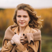 Umbra emoțiilor reprimate: partea din noi pe care o ascundem, dar care ne influențează viața