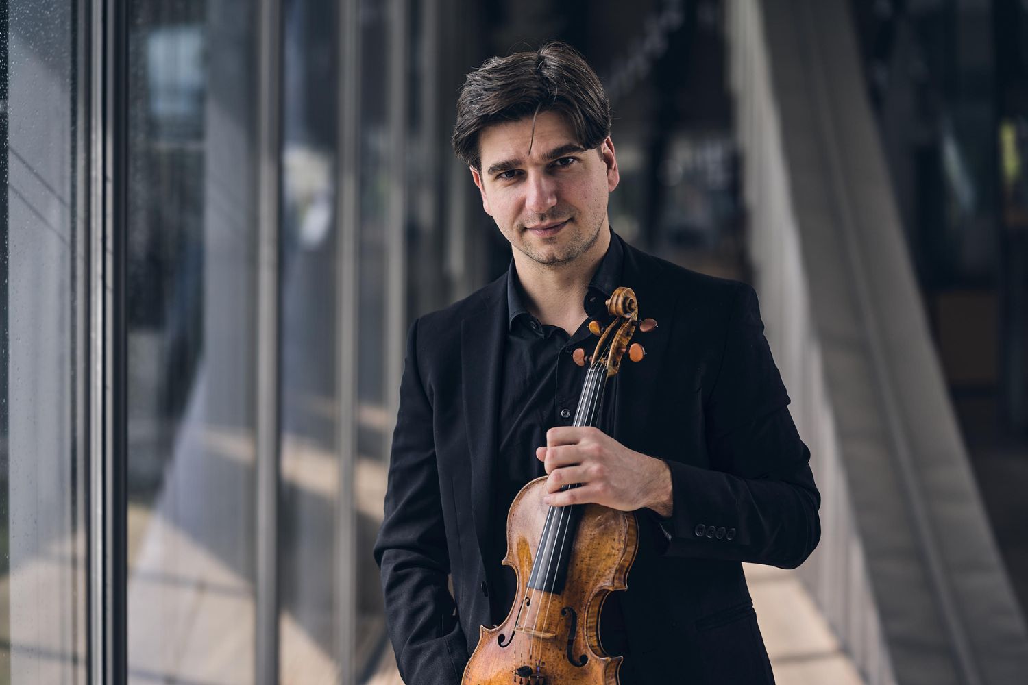 Vlad Stanculeasa unul dintre marii violonisti romani aplaudati in strainatate este invitat la Sala Radio