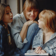 Adolescenții și căutarea identității: cum îi sprijinim în formarea lor emoțională 10 Adolescenții și căutarea identității: cum îi sprijinim în formarea lor emoțională