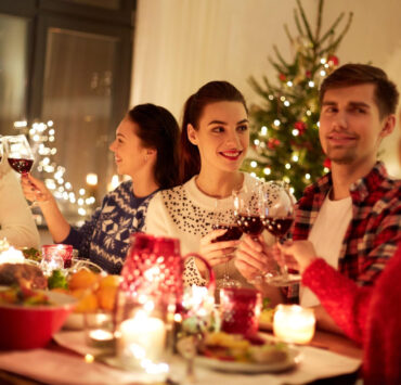 Arhetipul Rebelului la masa de Crăciun: oaia neagră a familiei sau vindecătorul generațional?