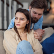 Atracția pentru bărbații indisponibili emoțional: explicația psihologică