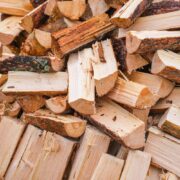 Cazane pe lemne vs. alte surse de încălzire: avantaje, dezavantaje și costuri