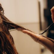 Cum să alegi vopseaua de păr potrivită în funcție de tipul tău de păr