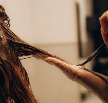 Cum să alegi vopseaua de păr potrivită în funcție de tipul tău de păr