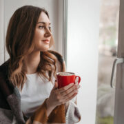 De ce repetăm aceleași greșeli: cum recunoaștem tiparele emoționale și rupem cercul