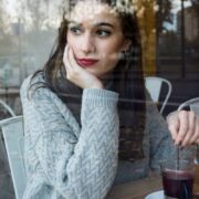 Desprinderea emoțională: de ce nu poți „trece peste” fără să lucrezi cu umbra