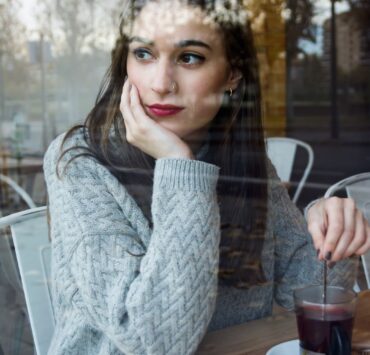 Desprinderea emoțională: de ce nu poți „trece peste” fără să lucrezi cu umbra