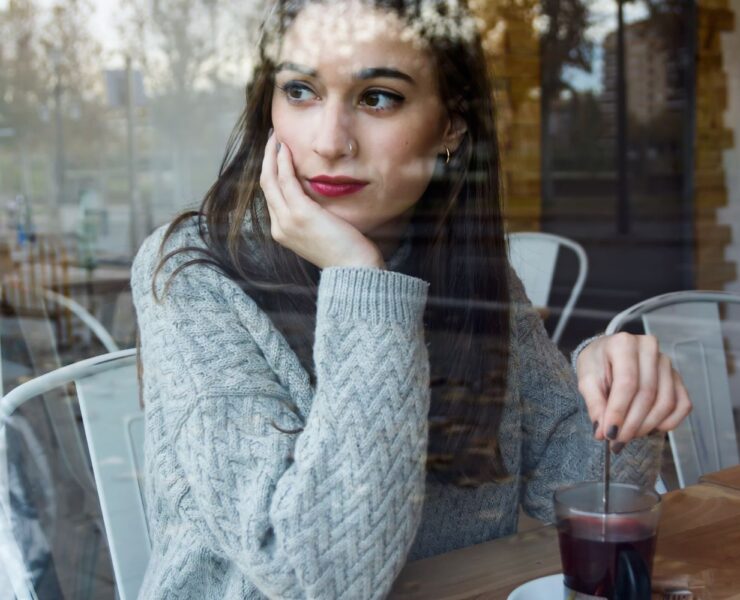 Desprinderea emoțională: de ce nu poți „trece peste” fără să lucrezi cu umbra