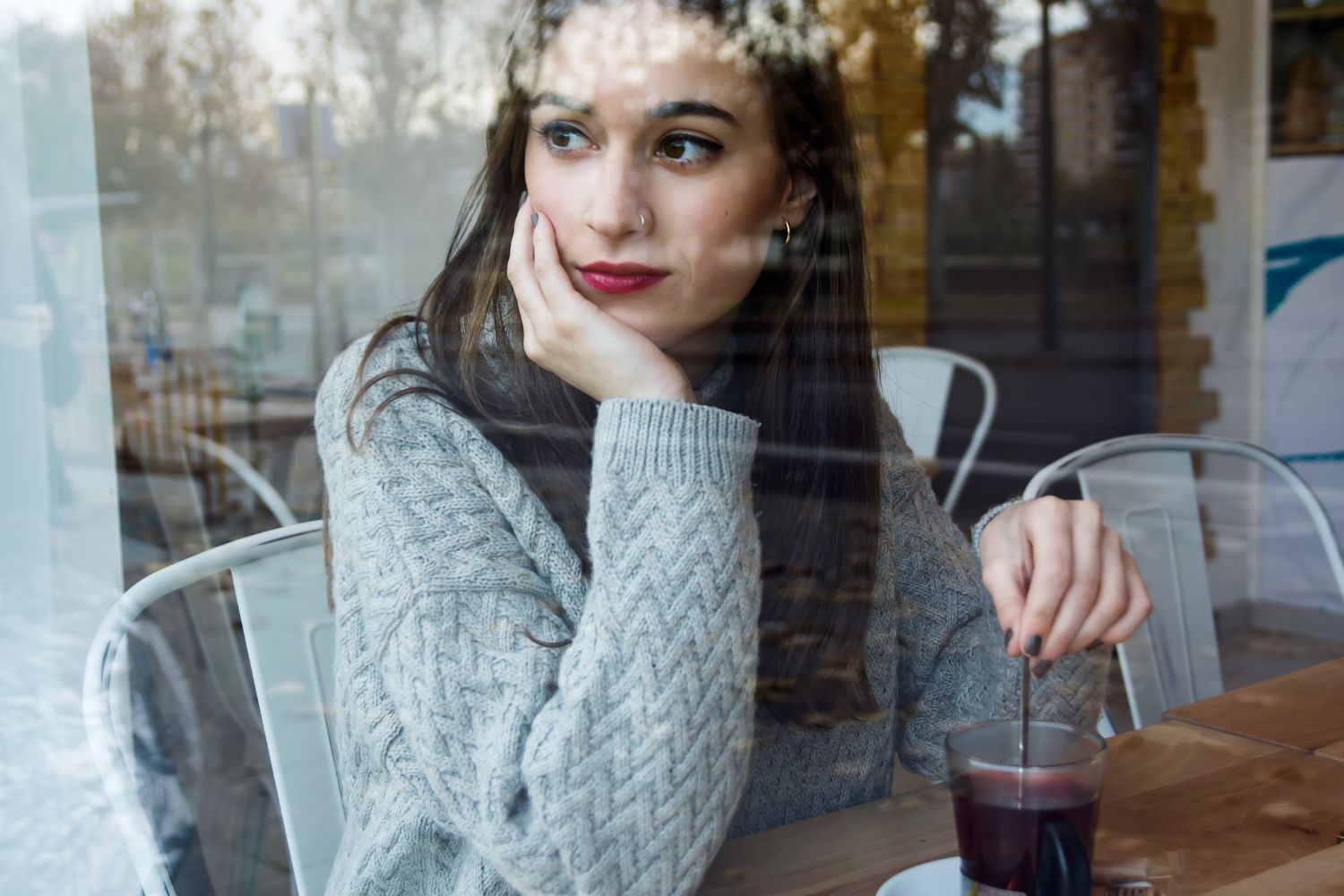 Desprinderea emoțională: de ce nu poți „trece peste” fără să lucrezi cu umbra