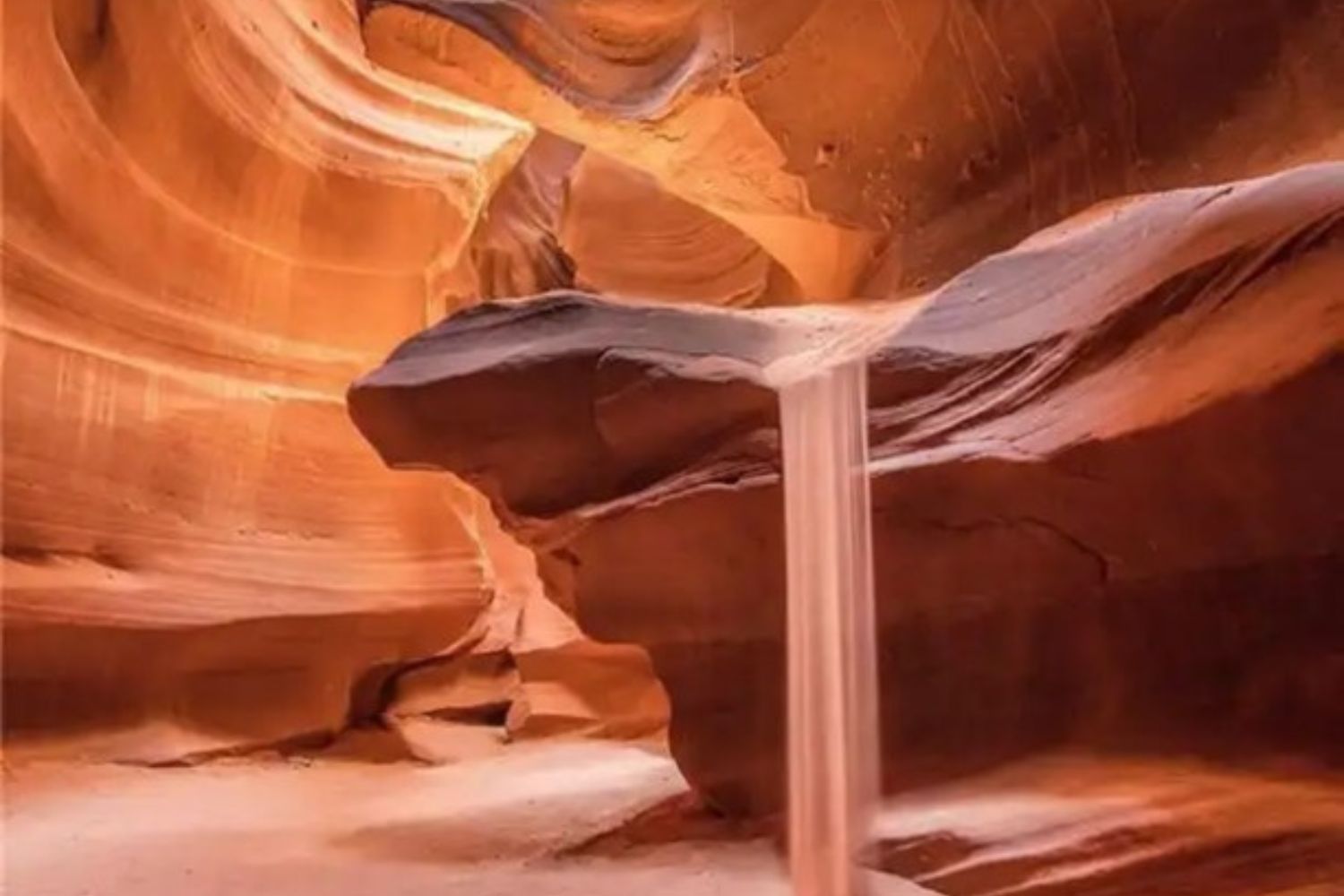 Fenomenul „nisipul curgător” și legătura cu Sandplay Therapy