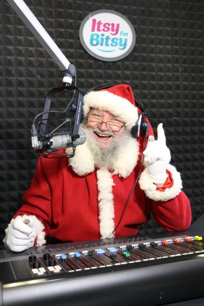 Copiii pot vorbi în direct cu Moș Crăciun la Itsy Bitsy FM și îl pot întâlni în București 3 Moș Crăciun răspunde în direct, seară de seară, la Itsy Bitsy FM