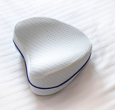 Perne ortopedice și cervicale: beneficii pentru somn, coloană și circulație