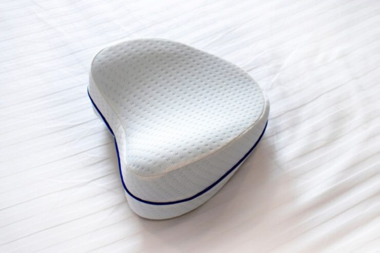 Perne ortopedice și cervicale: beneficii pentru somn, coloană și circulație