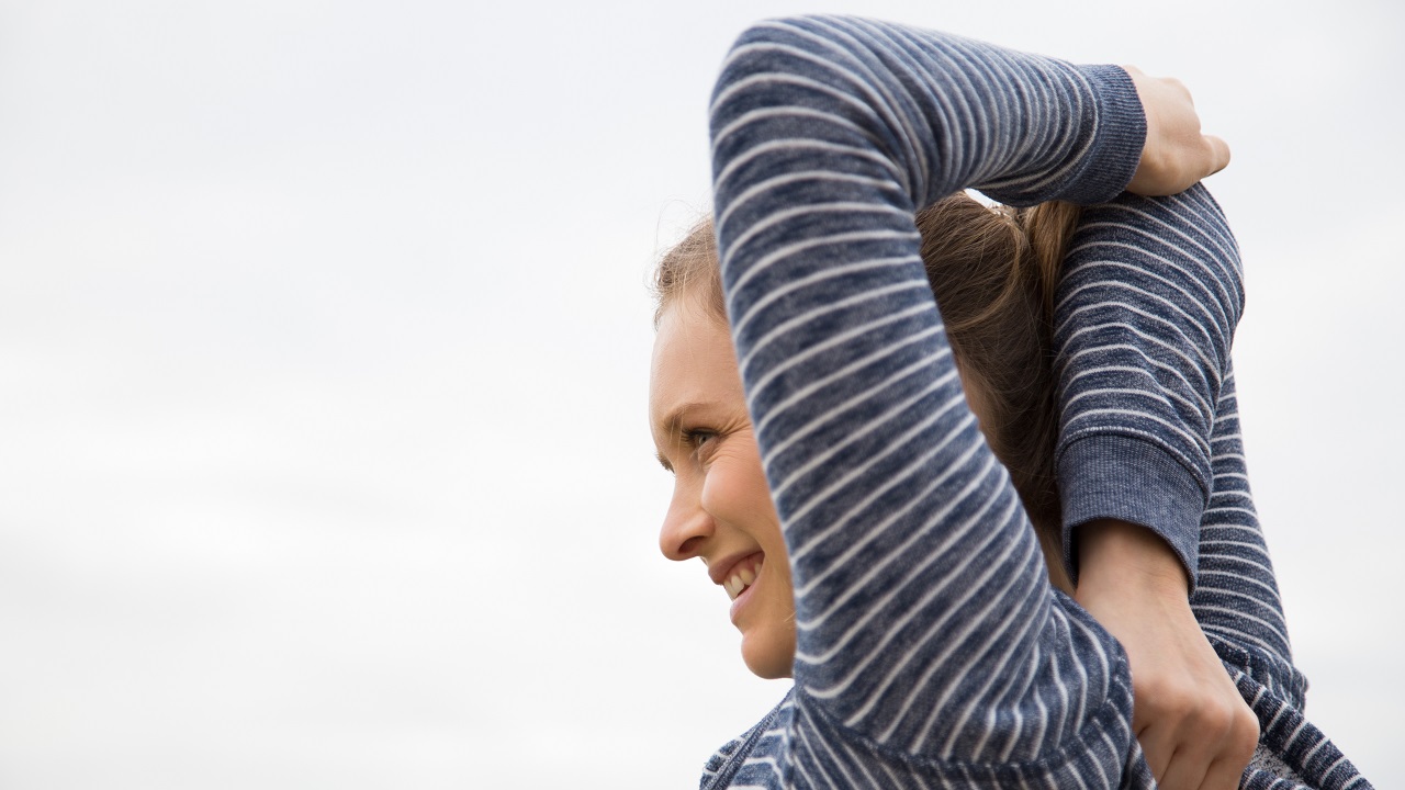 Cum ne reconectăm cu propriul corp prin gesturi simple de auto-îngrijire 3 Mișcări mici, care te scot din cap