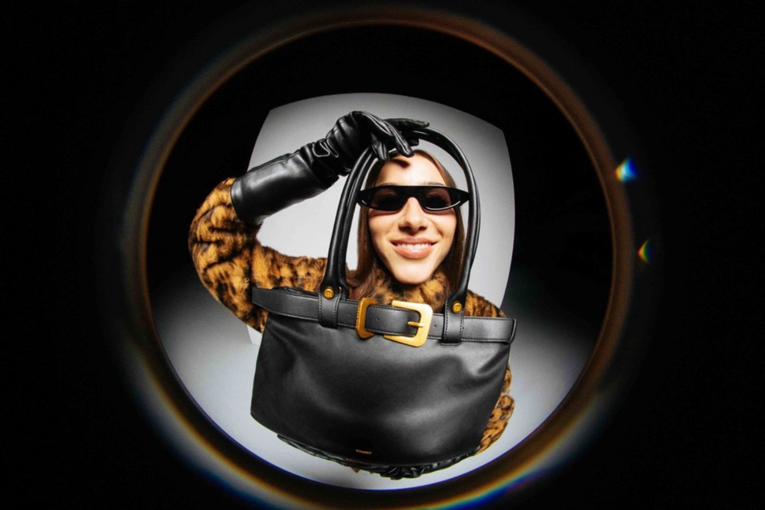 Puterea detaliului: Campania de Sărbători MODIVO strălucește în stil cinematic