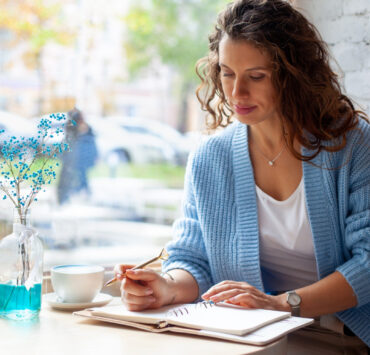 Scrisul terapeutic: de ce nu scriem pentru ceilalți, ci pentru a da sens poveștii interioare