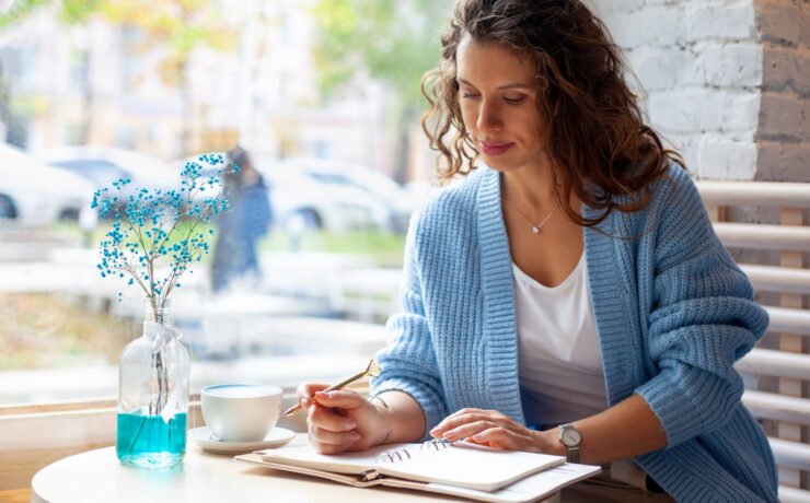 Scrisul terapeutic: de ce nu scriem pentru ceilalți, ci pentru a da sens poveștii interioare