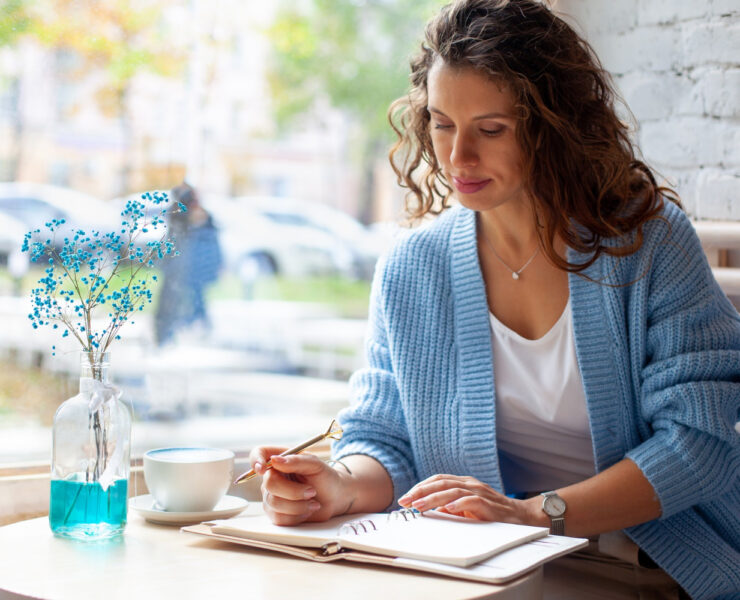 Scrisul terapeutic: de ce nu scriem pentru ceilalți, ci pentru a da sens poveștii interioare