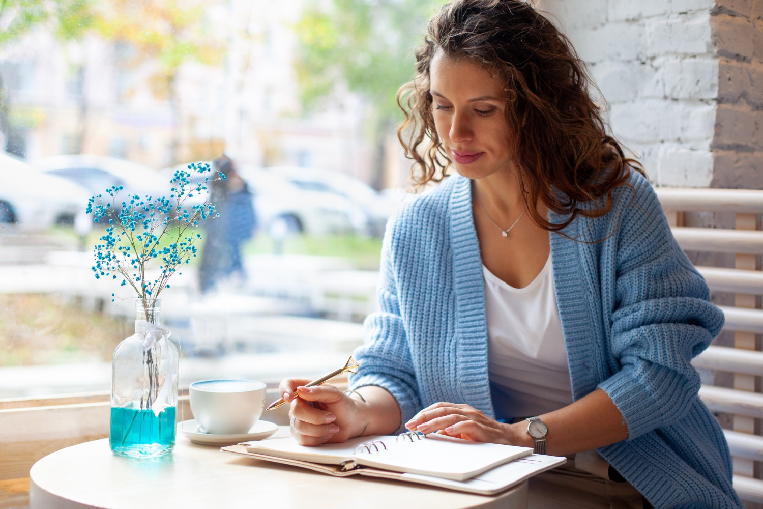 Scrisul terapeutic: de ce nu scriem pentru ceilalți, ci pentru a da sens poveștii interioare