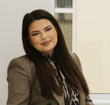 Uneori, primul pas este doar să ai unde să te așezi