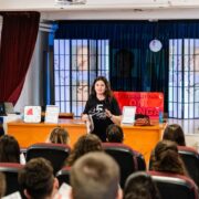 Adolescenții din România iubesc gustările și își doresc să afle mai mult despre alimentația sănătoasă