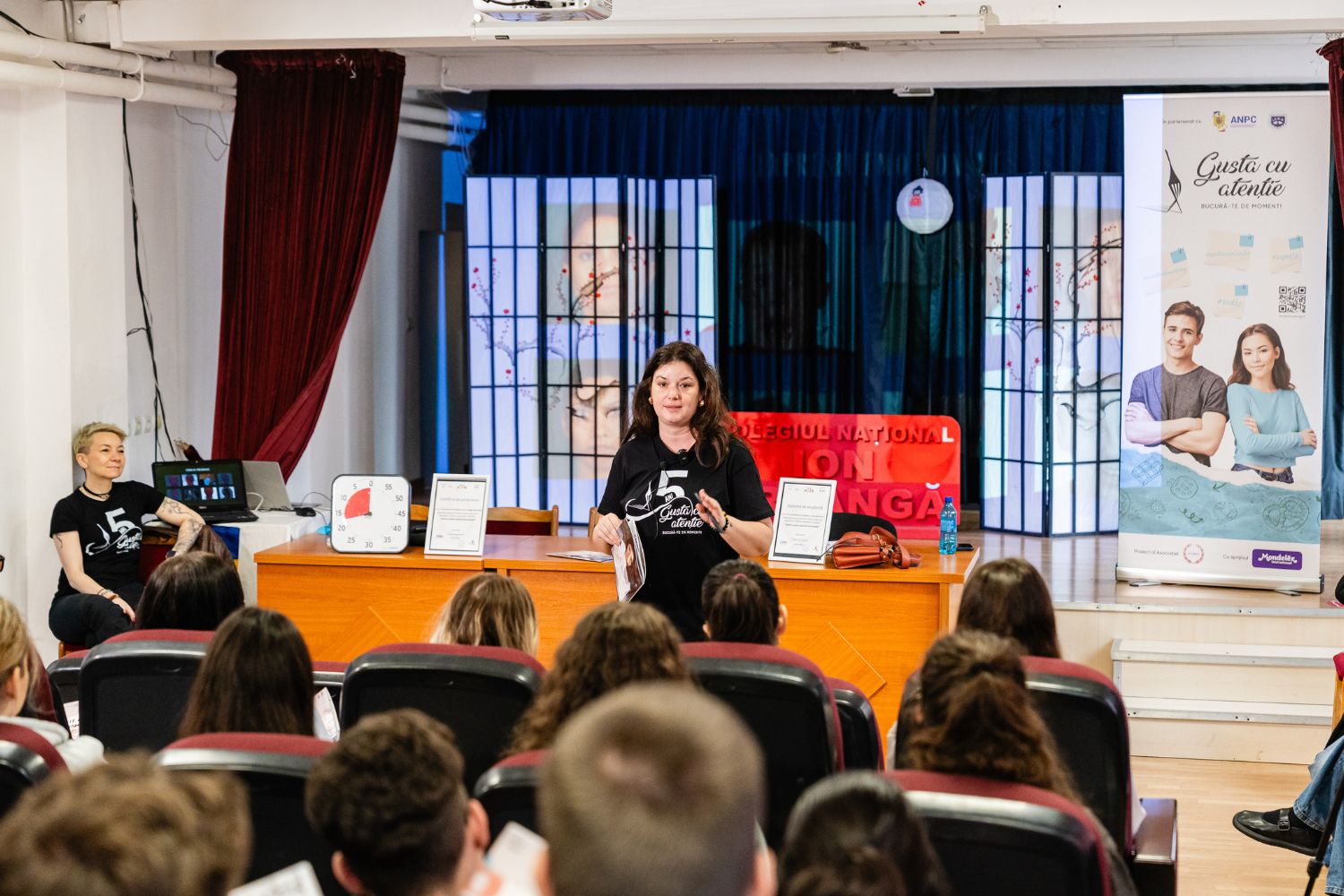 Adolescenții din România iubesc gustările și își doresc să afle mai mult despre alimentația sănătoasă