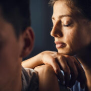 Când crezi că „bărbatul potrivit” te va vindeca: mitul salvatorului erotic