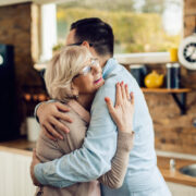 Copii din teama de singurătate: când copilul devine sprijin la bătrânețe 10 Copii din teama de singurătate: când copilul devine sprijin la bătrânețe