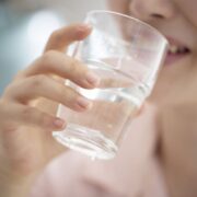 Cum contribuie apa de izvor la o piele sănătoasă și hidratată?