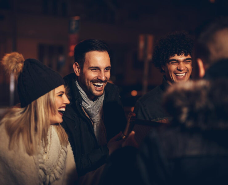 De la cafenele la hub-uri culturale: unde își petrec românii serile în mediul urban