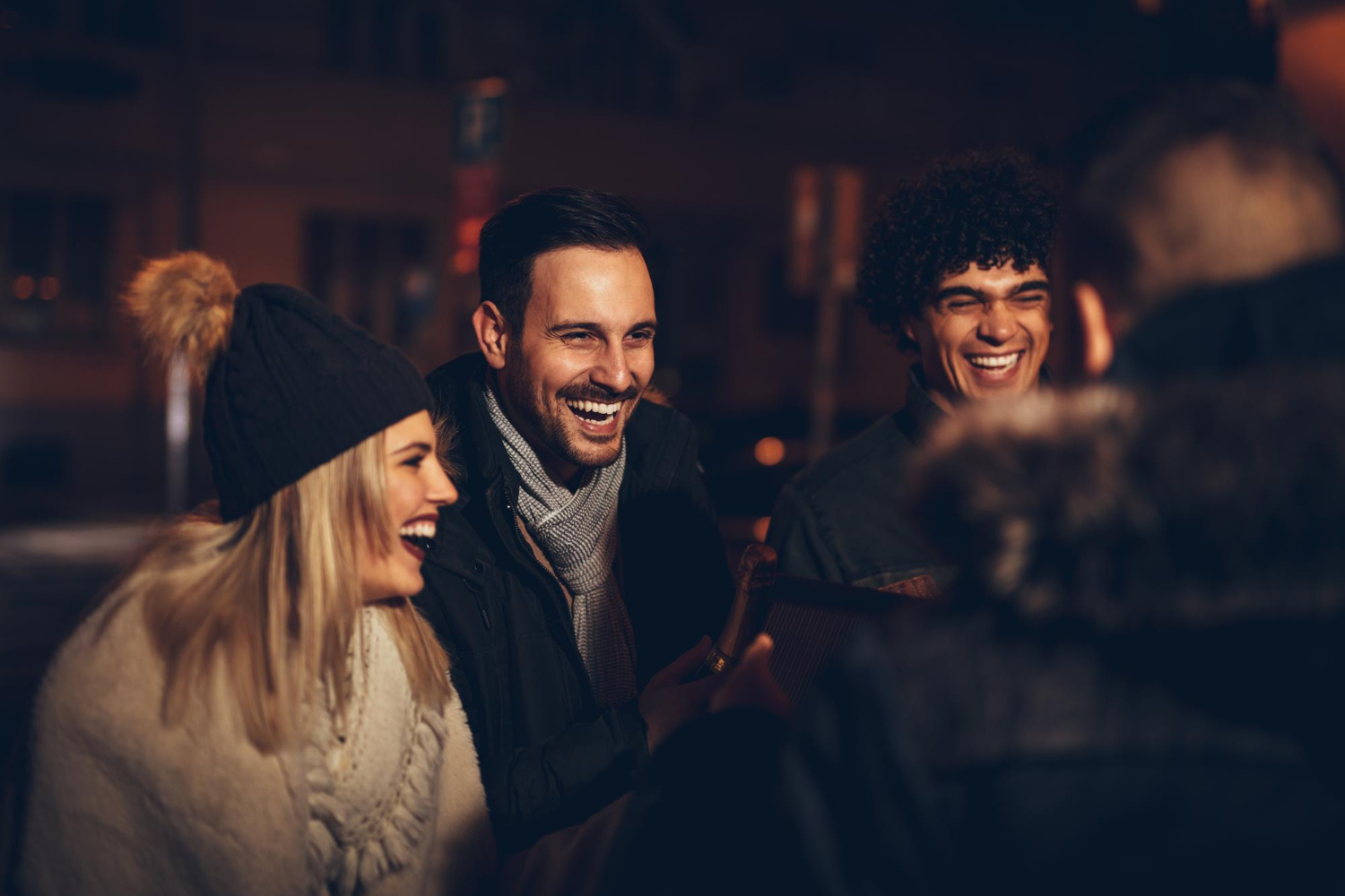 De la cafenele la hub-uri culturale: unde își petrec românii serile în mediul urban