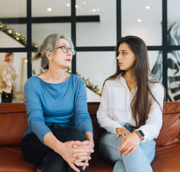 Familia extinsă și cuplul: când soacra intră în relația voastră și cum pui limite fără vinovăție