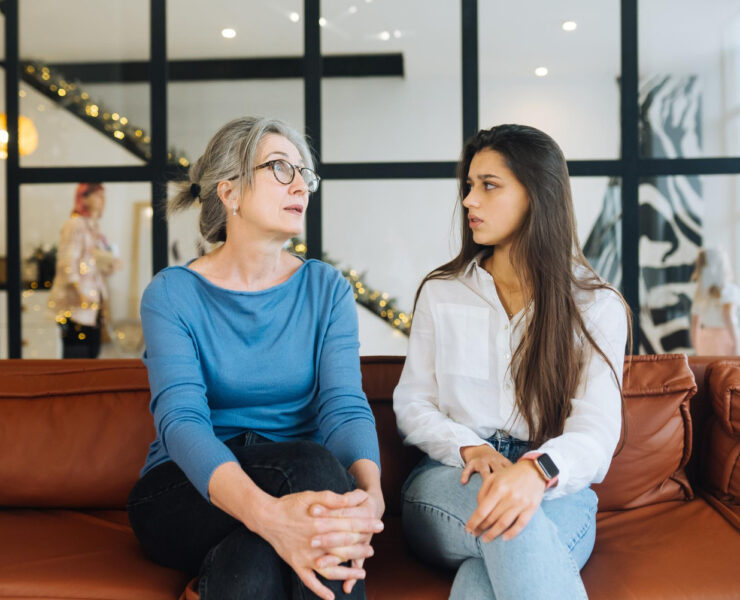 Familia extinsă și cuplul: când soacra intră în relația voastră și cum pui limite fără vinovăție