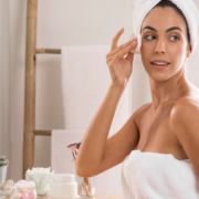 Frumusețe holistică: de ce în 2026 ritualurile de seară contează mai mult ca oricând?