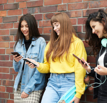 Generația Z în România: Între Hiperconectivitate și Nevoia de Echilibru