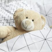 Lenjerie pat bebelusi – un început de poveste pentru somnul liniștit al micuțului tău