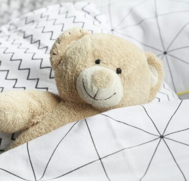 Lenjerie pat bebelusi – un început de poveste pentru somnul liniștit al micuțului tău