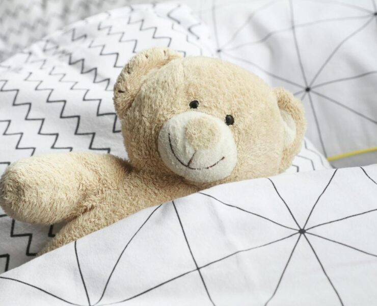 Lenjerie pat bebelusi – un început de poveste pentru somnul liniștit al micuțului tău