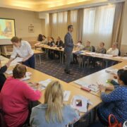 Peste 1.000 de seniori au dobândit abilități digitale prin proiectul Hi Digital