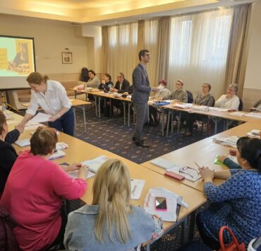 Peste 1.000 de seniori au dobândit abilități digitale prin proiectul Hi Digital