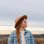 Procesul de devenire începe cu eliminare: de ce te simți blocată între cine ai fost și cine devii 9 Procesul de devenire începe cu eliminare: de ce te simți blocată între cine ai fost și cine devii